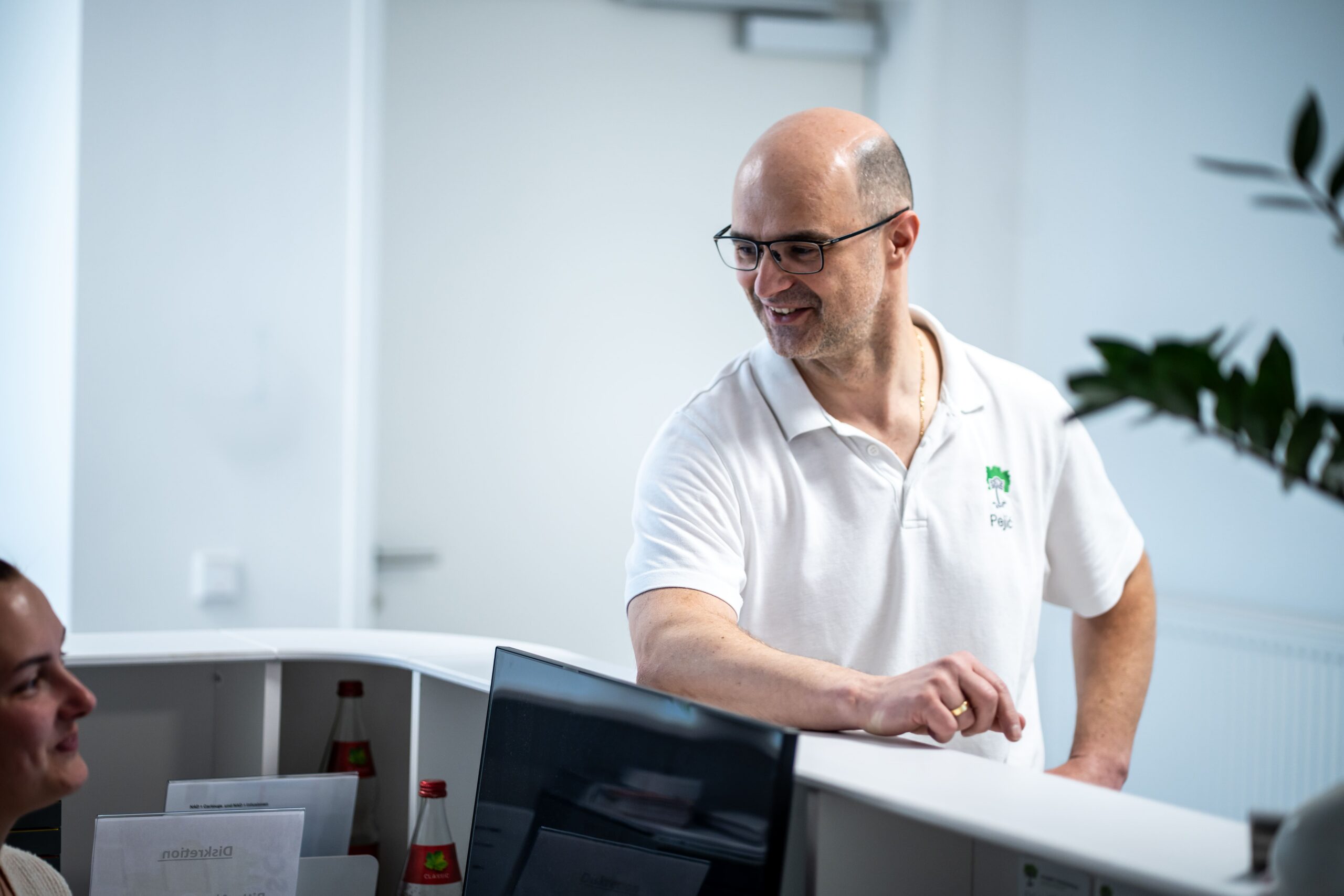 Predrag Pejic am Empfang seiner orthopädischen Praxis in Wiesloch