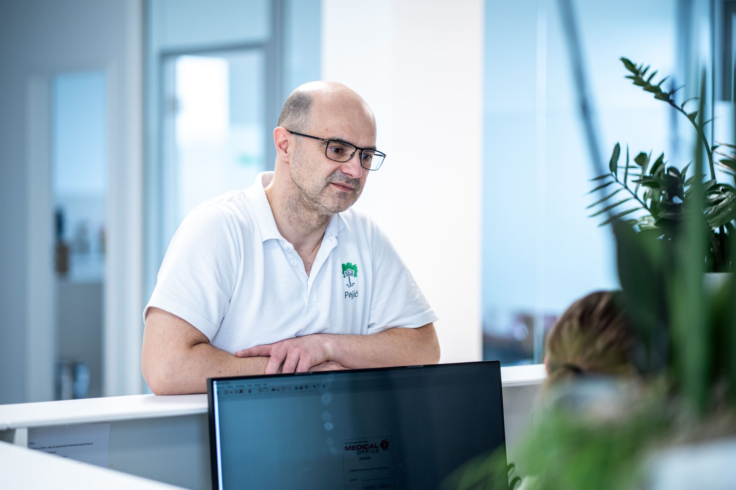 Predrag Pejic am Empfang seiner orthopädischen Praxis in Wiesloch