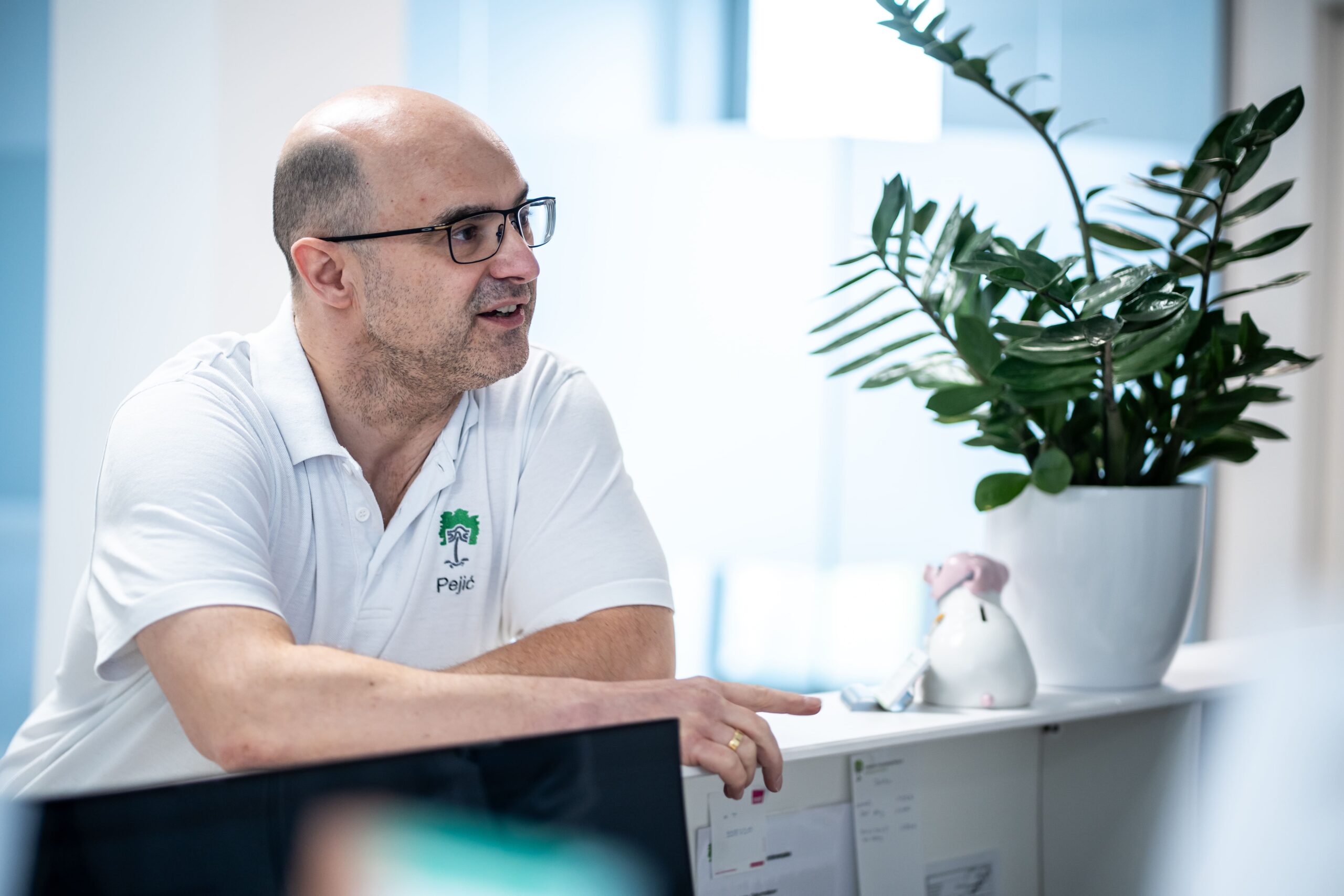 Predrag Pejic am Empfang der Orthopädie-Praxis Orthopred in Wiesloch