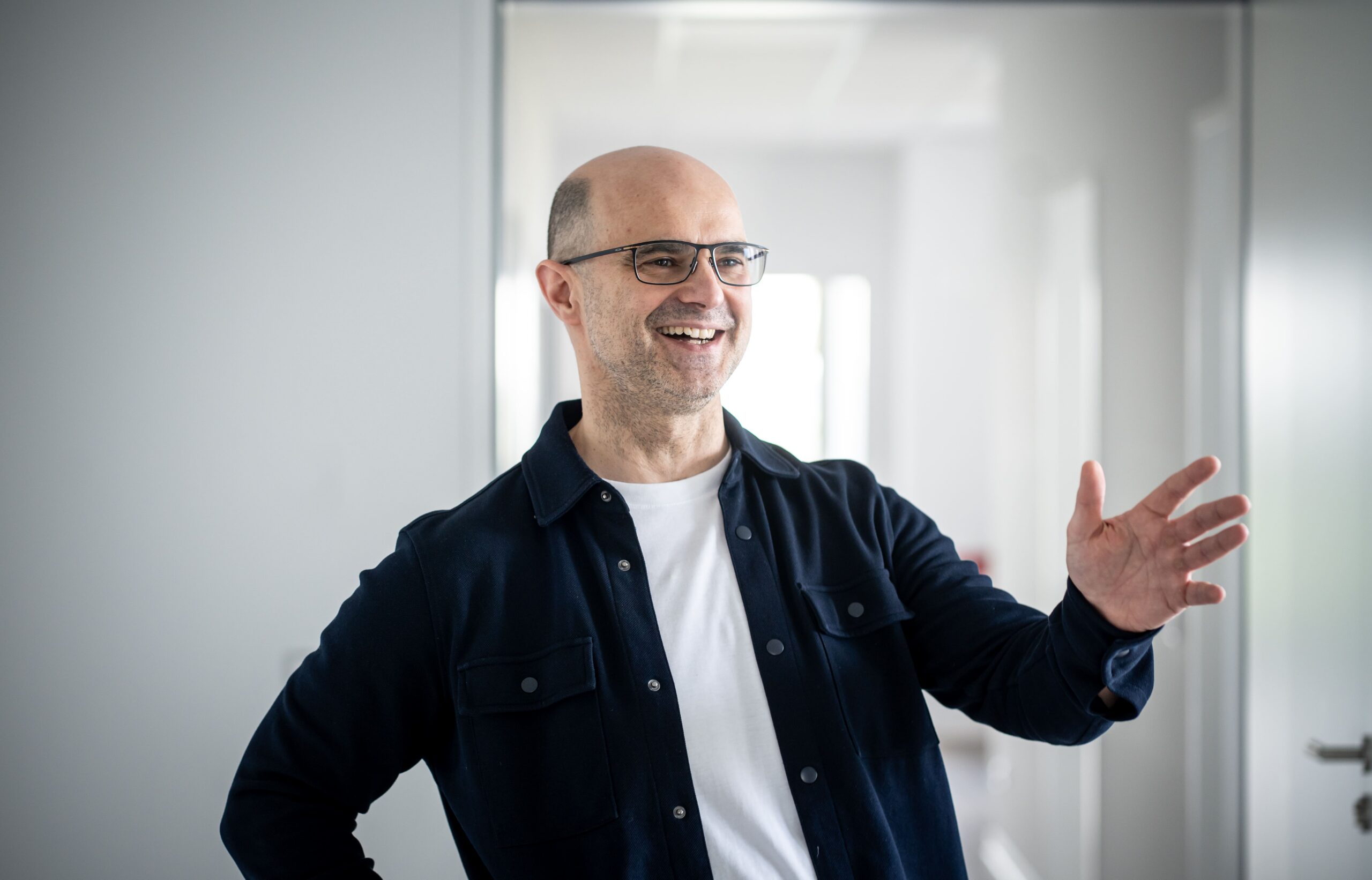 Predrag Pejic im Flur der Orthopädie-Praxis Orthopred in Wiesloch
