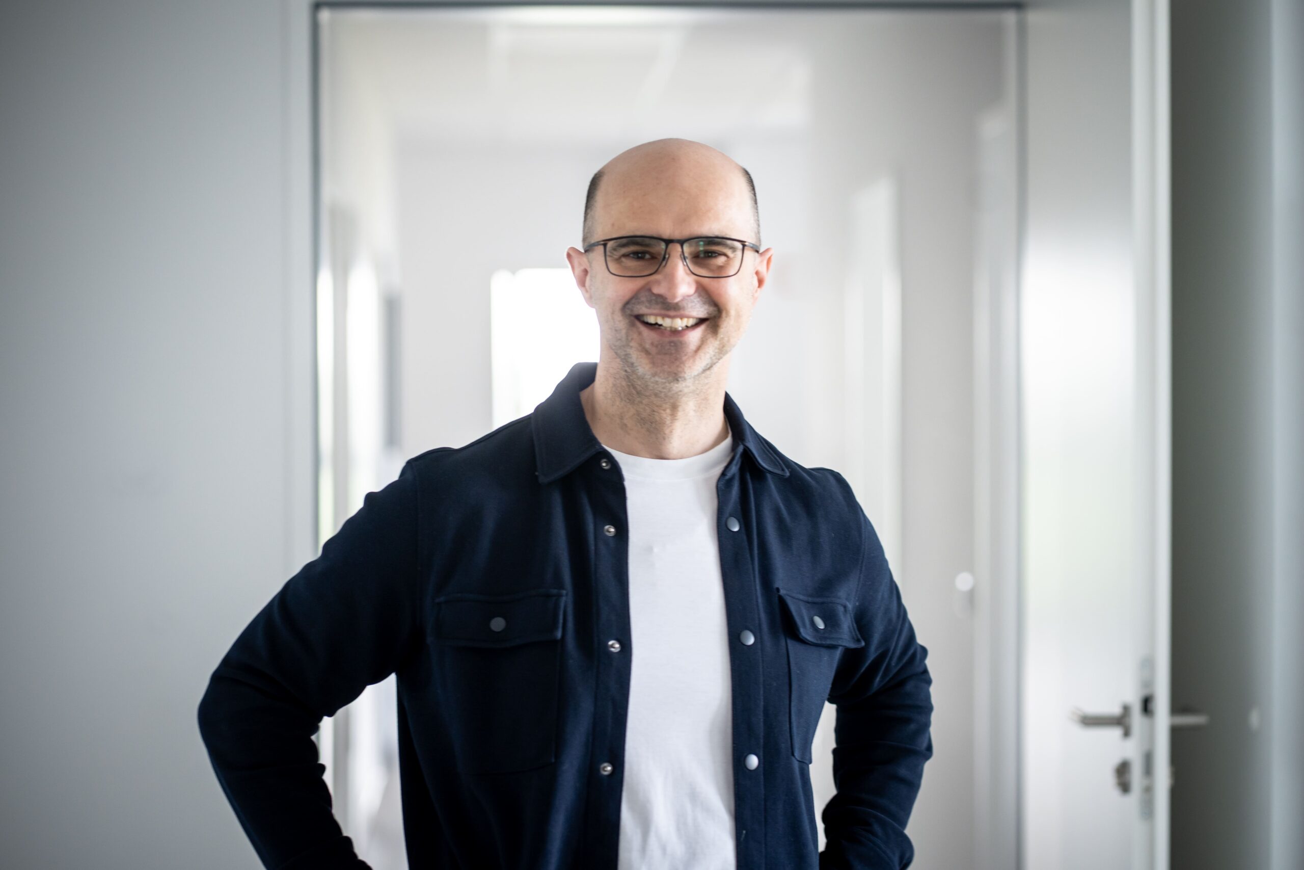 Predrag Pejic im Flur der Orthopädie-Praxis Orthopred in Wiesloch