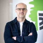 Predrag Pejic vor dem Orthopred-Logo – regenerative Orthopädie Wiesloch