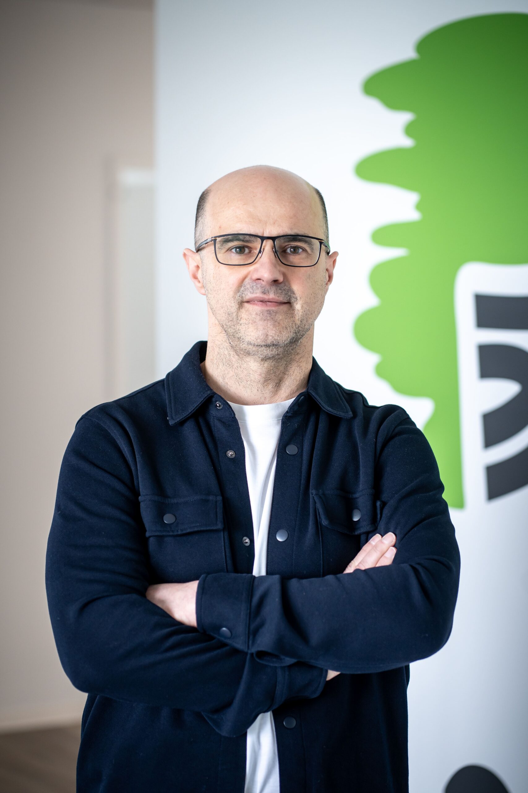 Predrag Pejic vor dem Orthopred-Logo – regenerative Orthopädie Wiesloch