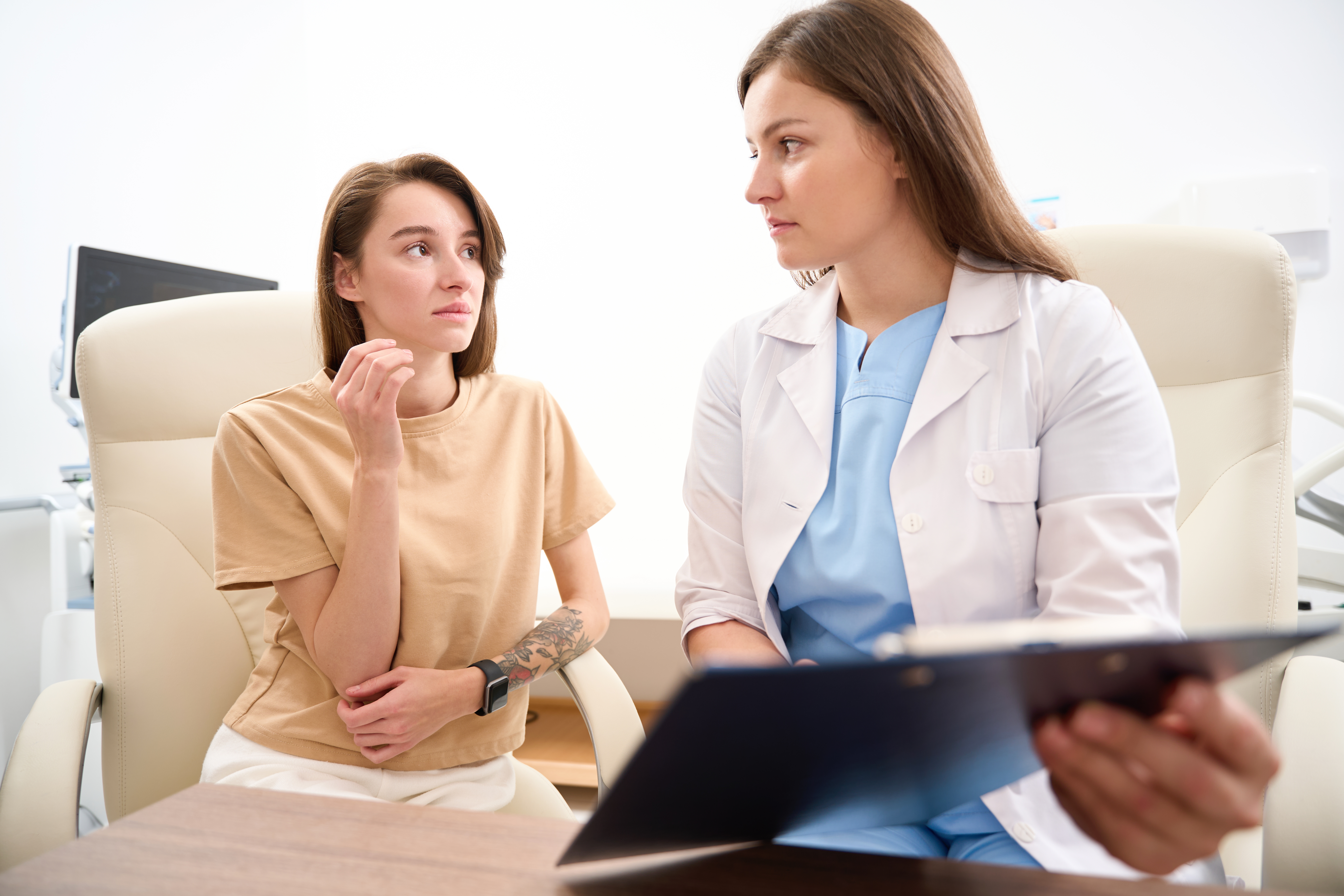 Aufklärungsgespräch über Risiken der Stammzellentherapie in einer orthopädischen Praxis in Wiesloch